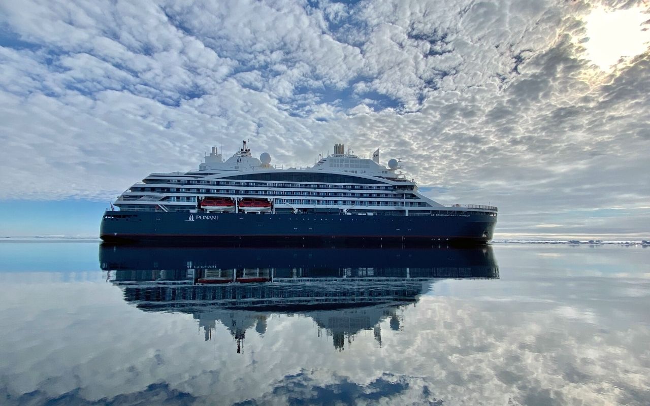 Vue extérieur du bâteau de croisière polaire de luxe Le Commandant Charcot designé par le studio d'architecture d'intérieur jean-philippe nuel