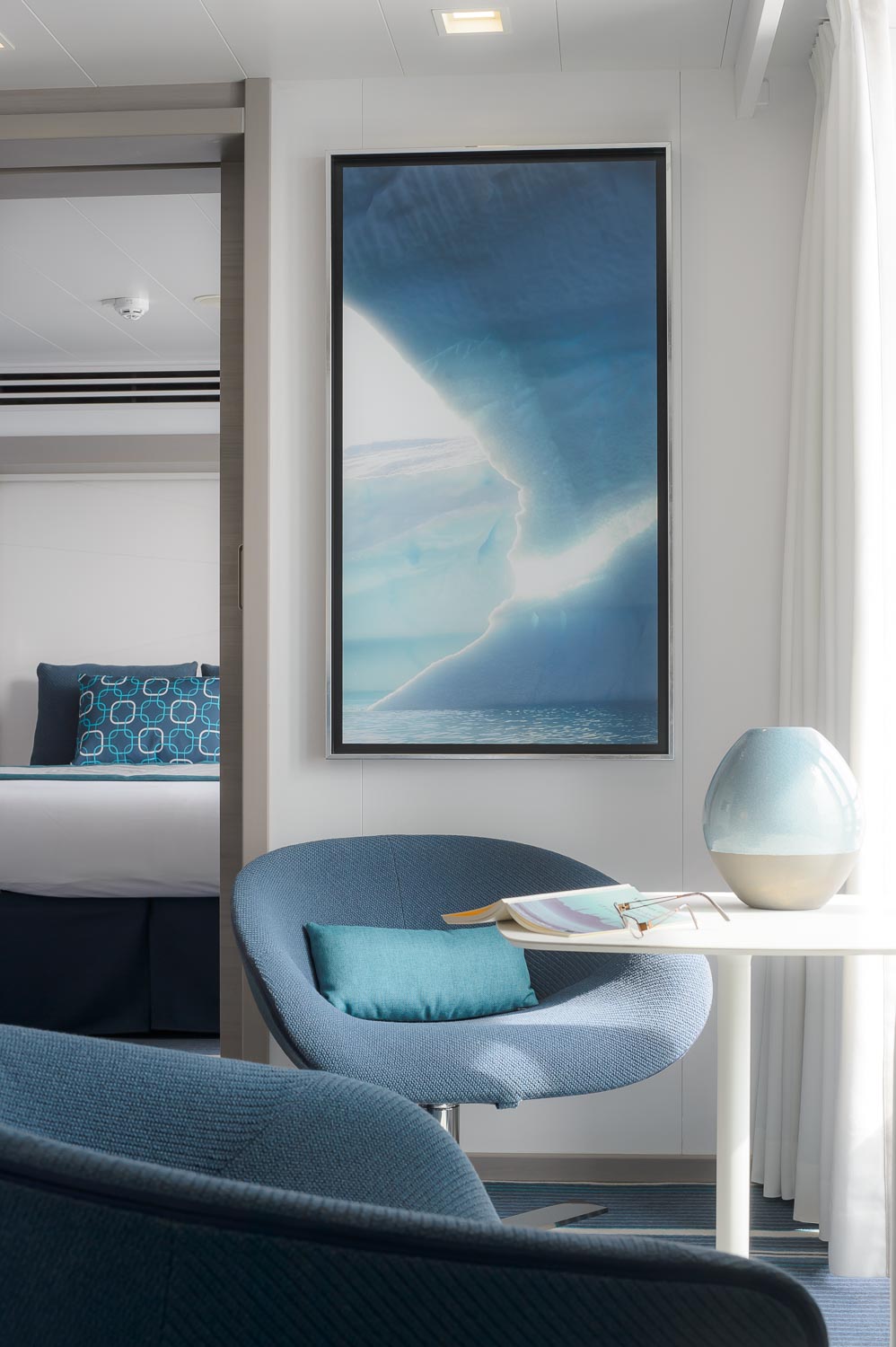 Chambre aux couleurs maritimes des bateaux de croisière de luxe les sisterships de la compagnie du Ponant designé par le studio d'architecture d'intérieur jean-philippe nuel avec décoration et oeuvres d'art
